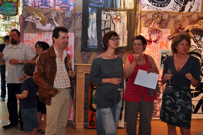 Des parents avec Stéphanie Heyden et Marielle Capelle devant quelques peintures et dessins des artistes de la « S » Grand Atelier…
