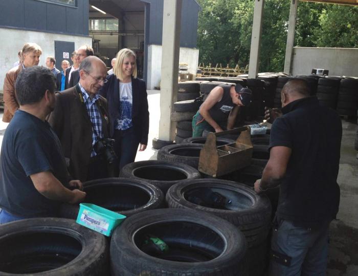 Avec l'équipe qui prépare les packs de pneus pour le circuit de Spa-Francorchamps...