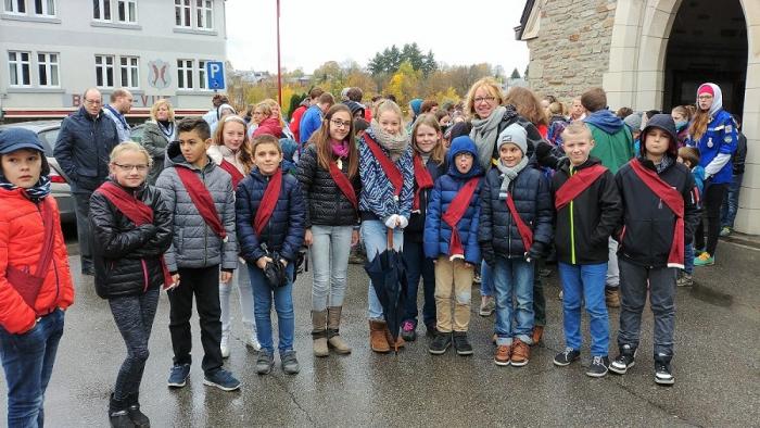 Les membres du conseil communal des enfants et l'échevine Stéphanie Heyden